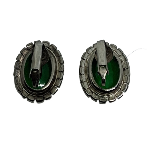 💚 Vintage Emerald Green Glass Oval Rhinestone Halo Clip-On Earrings - Picture 6 of 6